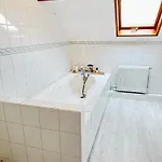 Petite Cozy Dans Maison Безон