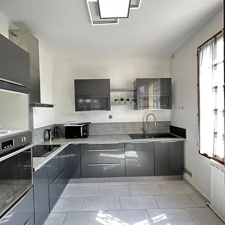 Petite Dans Maison Hostel Bezons