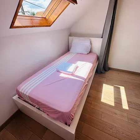 Petite Dans Maison Hostel Bezons